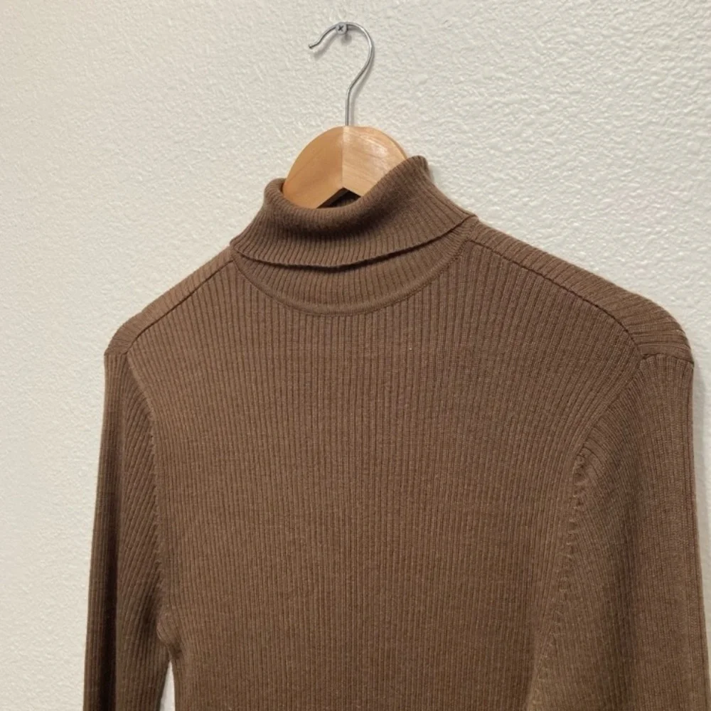 Wool Ribbed Brown turtleneck